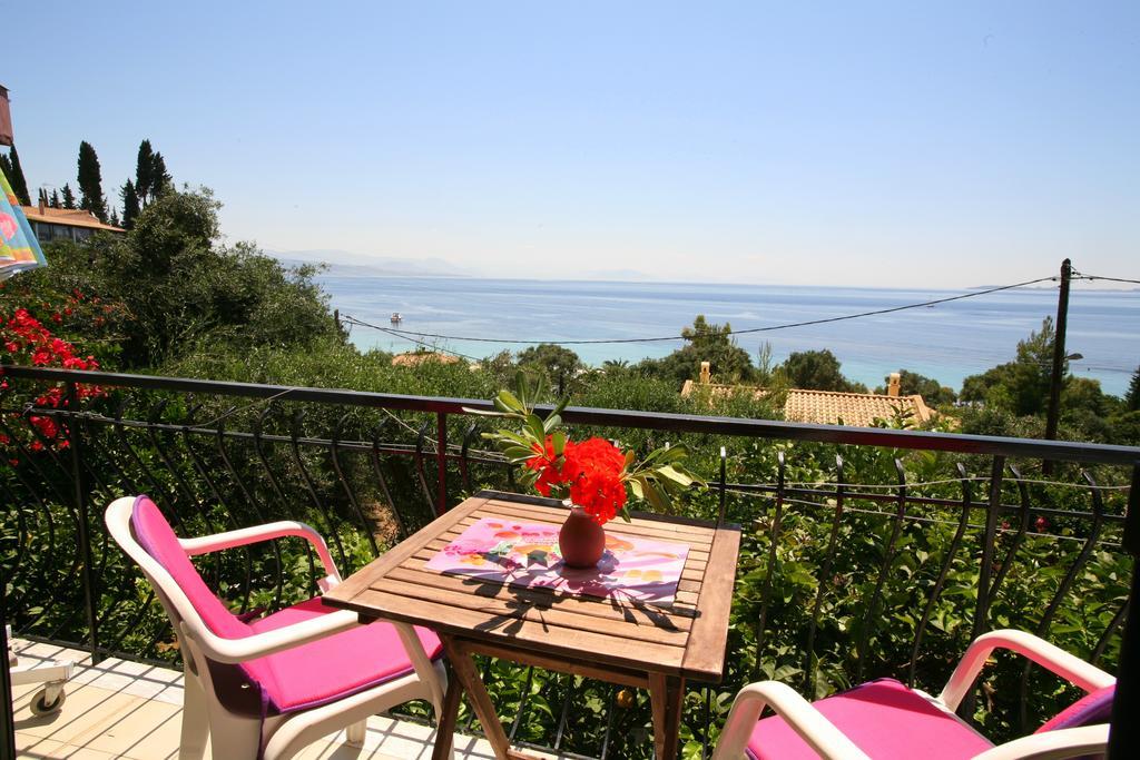 Alex-giannis Apartments, Barbati