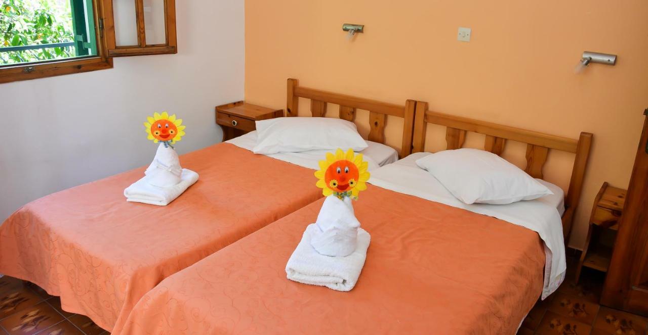 Alex-giannis Apartments, Barbati