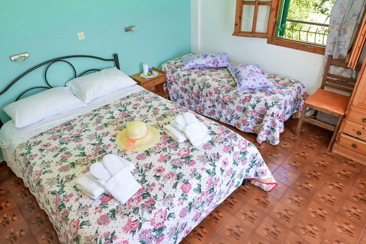Alex-giannis Apartments, Barbati